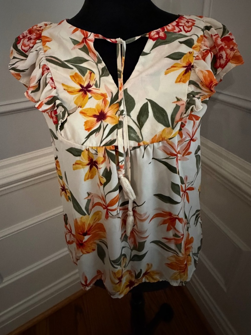 Tropical flowery blouse. Delicate ruffle sleeves. Size small